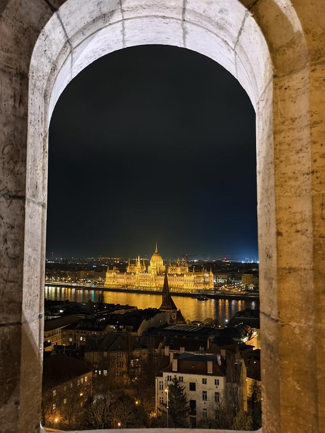 多瑙河畔，在布达静听城市的岁月回声