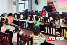 “童”聚一堂制花灯 传统非遗庆中秋图片