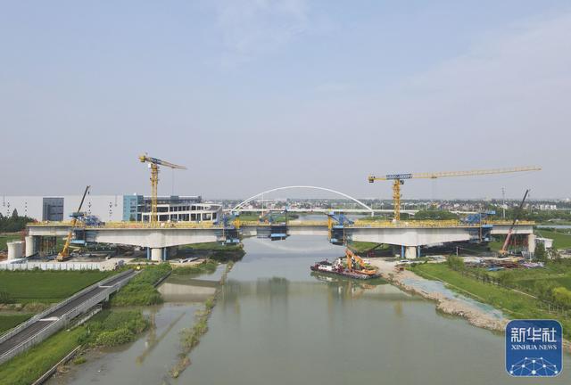 沪宁合高铁上海特大桥跨罗蕴河连续梁施工稳步推进