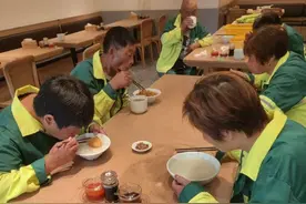 扬州请2686位环卫工免费吃早餐 环卫工：凭早餐券和环卫服就可点餐 能多睡半小时图片