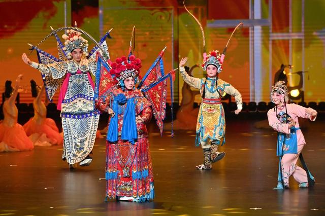 文旅新探丨山为幕，天作顶，俄耳甫斯洞中来……