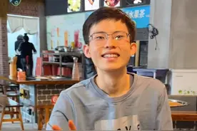 用工资请全家吃饭的孤独症少年是郎朗爱徒 本月他将举办独奏音乐会图片
