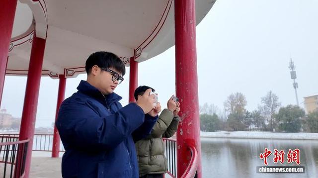 金黄满地变身银装素裹 边城呼玛迎今秋首雪