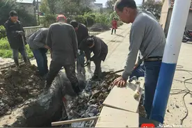 热水器热水倒灌导致水管长“瘤” 供水站员工冒雨挖掘查找看“病”图片