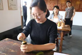 滕州市东沙河街道举行“非遗香囊 香韵传承”手工制作香囊体验活动图片