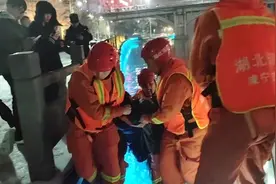 寒冷冬夜里，咸宁消防员跳入河中救起落水男孩图片