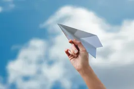 夜读丨童年的纸飞机图片