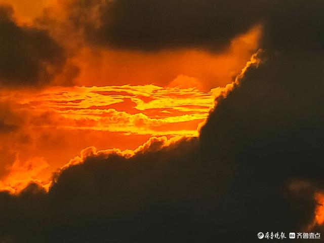 暴雨过后，夕阳绘就绝美画卷