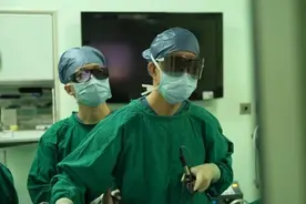 福建首例！两位母亲割肾救子，省立医院开展高难度手术重续生命！一个细节让人泪崩图片