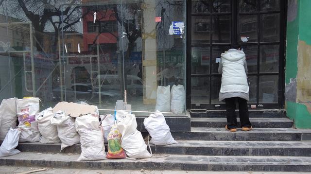 炒八掺爆火两个月后，夫妻店主决定搬迁12年老店：天冷了，想多支个火，目前80%仍是新客	，号不够用