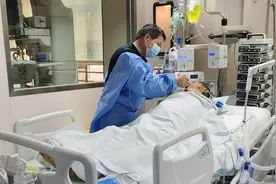 一村人救一个人！长沙90后装修工高坠重伤，村民们包车来献血，父亲手写记下每笔捐款图片