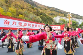 全国31支锅庄队角逐马尔康圈舞邀请赛图片