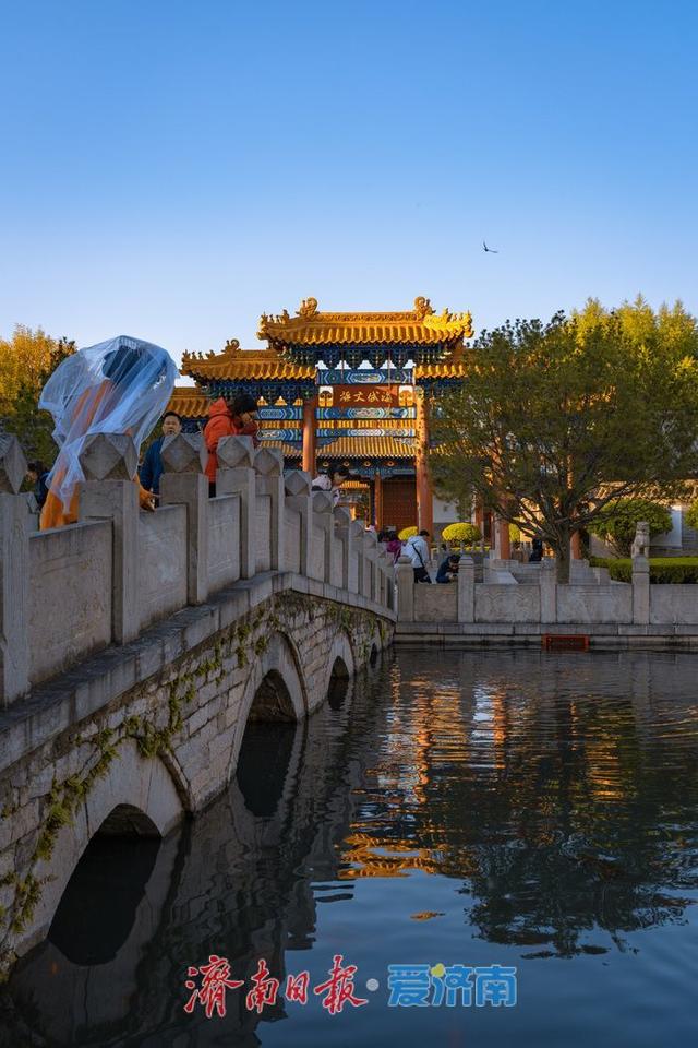一年四季 泉在济南丨济南府学文庙初冬美景古韵悠长，游客赏景流连忘返