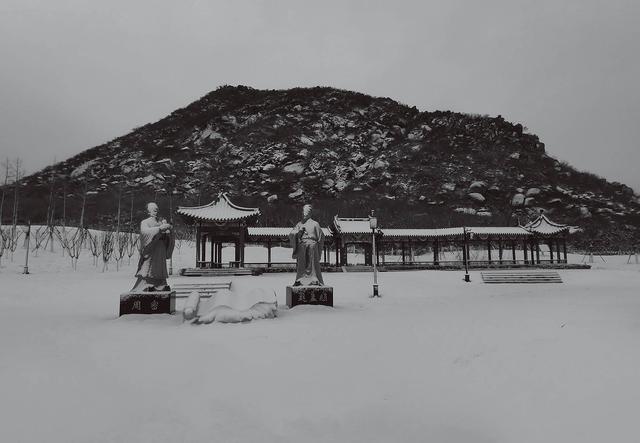 一座山守望一座城