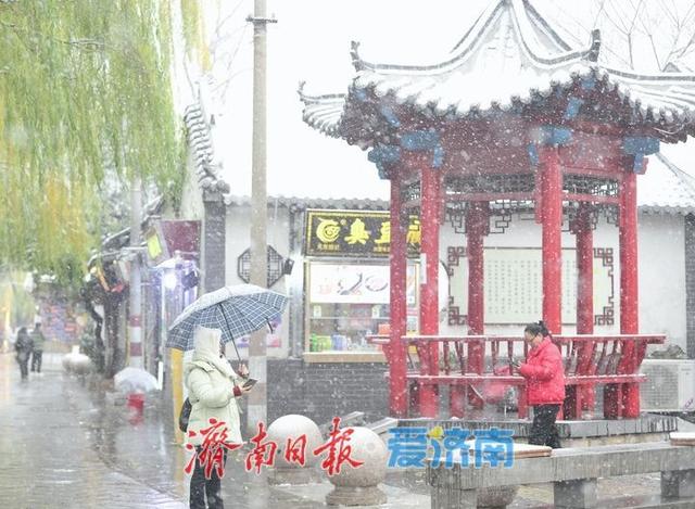 青砖黛瓦披银装，雪后泉城美到穿越