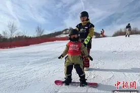 吉林“萌娃”滑雪成潮流图片
