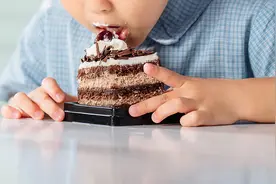 看见孩子｜不健康饮食习惯的“幕后推手”：如何规范食品针对儿童的营销？图片