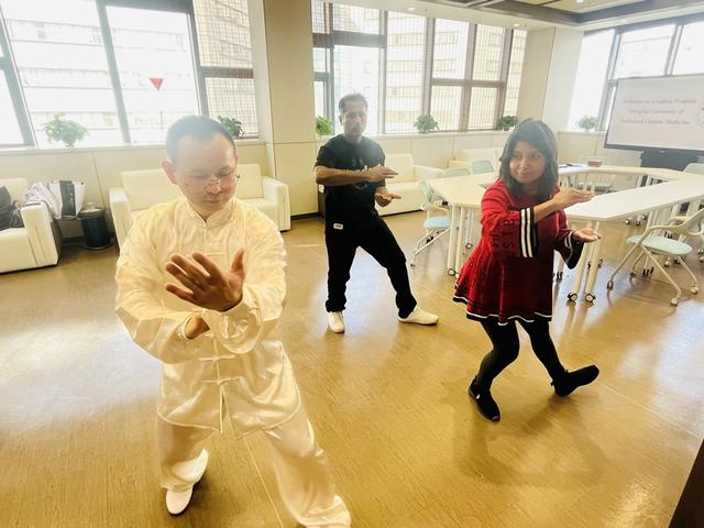 印度网红到中国旅游第一站：到龙华医院打太极、扎针灸，“想体验不一样！”