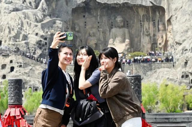 “一生总要去一次龙门石窟”