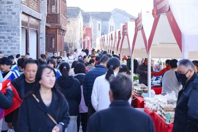 栖霞山人气爆棚，红叶超长待机！@友友们，错峰更有乐趣哦~