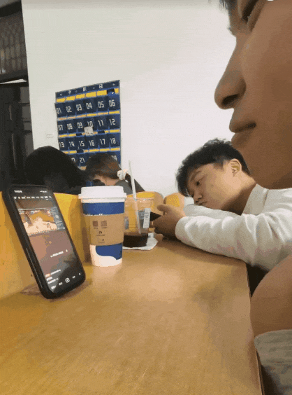 抢到iPhone17的年轻人，学会用舌头给爱豆点赞了