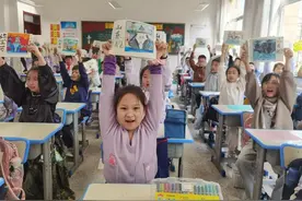 纸短情长，祝福满篇！烟台葡萄山小学师生收到山东舰官兵暖心回信图片