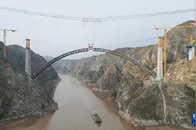 兰合铁路洮河大桥主拱合龙图片