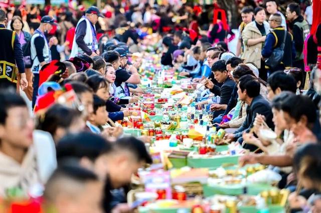 红河州庆专列来啦，上车，吃席去！