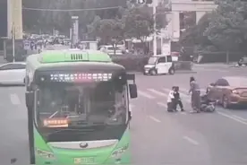 男孩被糖卡住喉咙 公交车司机路过停车救人 司机：危急情况下肯定会去帮忙图片