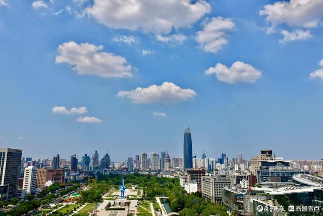 俯瞰蓝天白云下的泉城美景