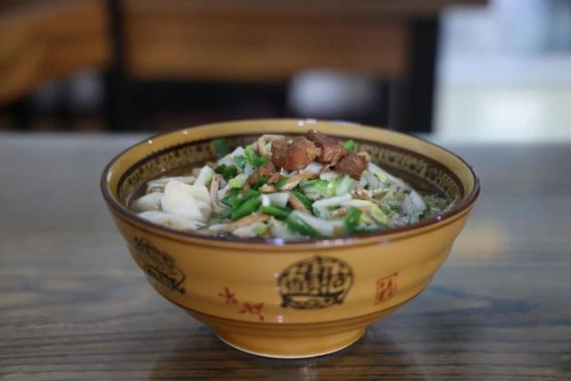 站前广场新盖一座小亭子，秋日出游更丝滑～