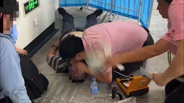 众人接力抢救心脏骤停乘客