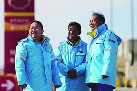 天路送暖“三剑客”图片