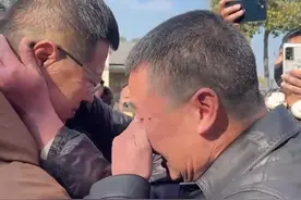 男子与家人离散46年后终团圆 见面那一刻一家人相拥落泪图片