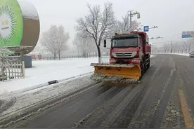 淄博：迎雪而上守一线 除雪防滑保路畅图片