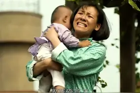 大学生寒假回家现状：秒变“德华”上岗带孩子图片