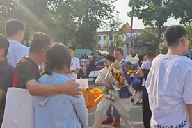 举好友照片、拉横幅、手捧鲜花……高考结束后，考生同窗结伴“花式”送祝福图片