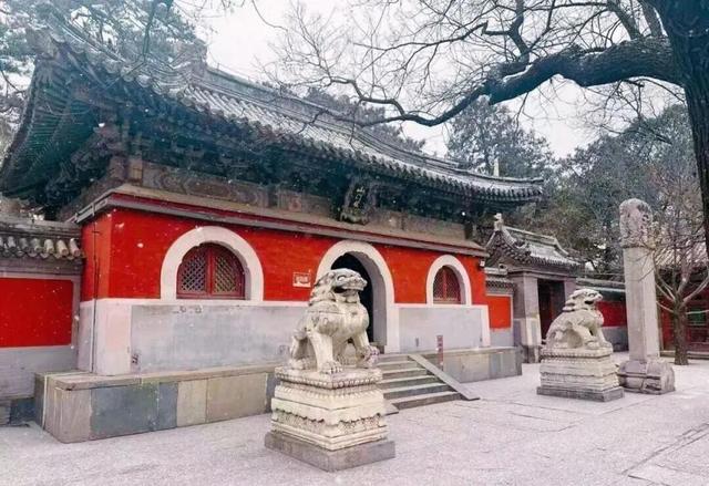 雪落千年古刹，别是一番诗情画意