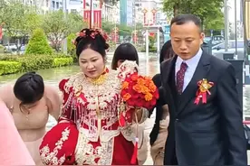 琼海嘉积一新郎冒雨涉水来迎亲 网友：“风声水起”“雨中浪漫”图片