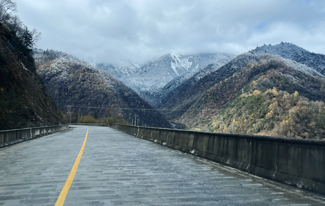 青睐绵阳 ‖ 彩林未尽，大雪已至！初冬的平武美成水墨画卷~