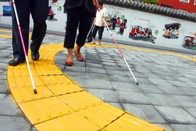 盲人外出为什么习惯带两根盲杖？人大代表建议：路口不能少了这个装置图片