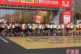2024郑开马拉松赛：中外跑友共享运动之美图片