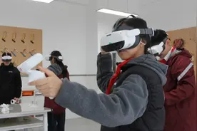 戴VR眼镜排隐患，上地震体验车学逃生，用AI沉浸式安全教育图片