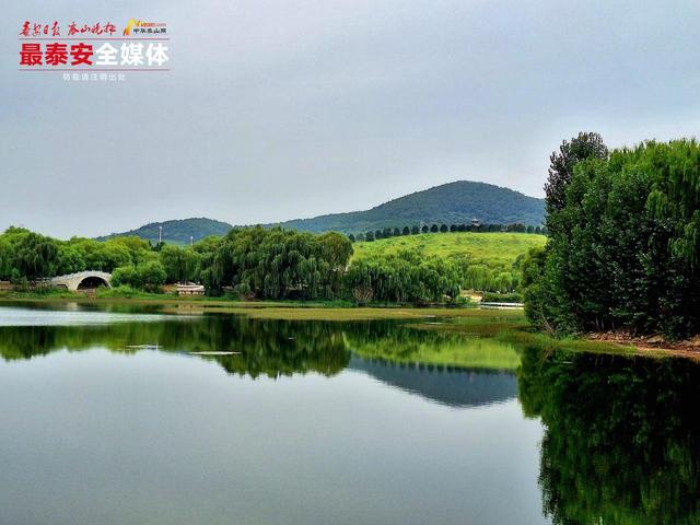 初秋天平湖：水墨画卷入眼来