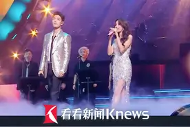 青春华章 | 肖战莫文蔚牵手合唱《这世界那么多人》图片