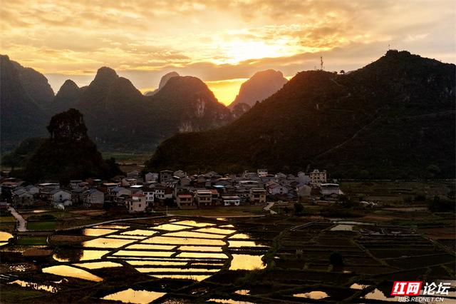 岁暖时刻丨峰峦为幕，稻田作镜！沐宦头村的黄昏是自然最工整的构图