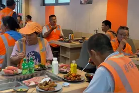 德州请环卫工吃饭的自助餐厅：会将好事继续做下去！图片