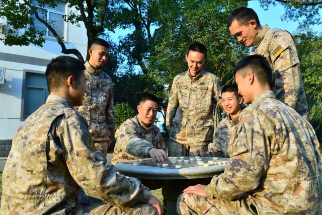 火箭军：两战士军事训练成绩不合格，评优评先资格被否决