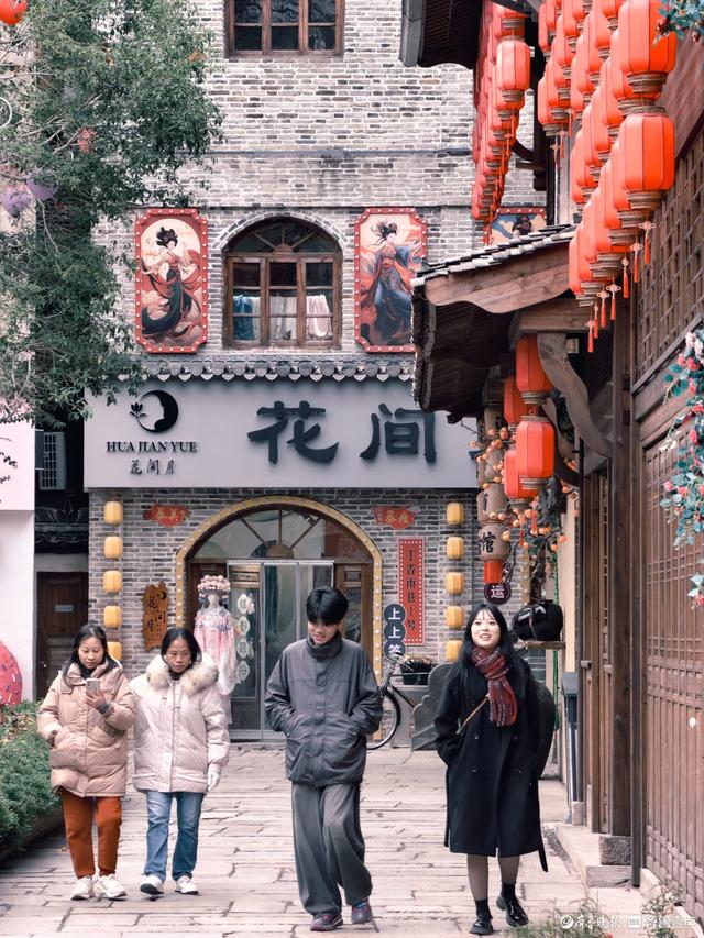 江西婺源弦高古城，游客徜徉其中