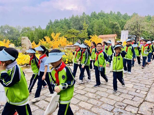 行走的历史课，临沂天上王城景区秋日迎来研学千人团